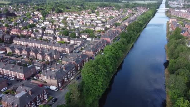 Aerial View Flying Wealthy Cheshire Housing Estate Alongside Manchester Ship — стокове відео