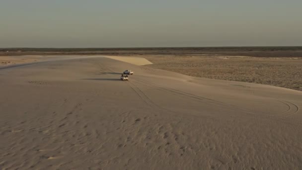 Offroad Vehicles Explore Windy Brazil Dunes Sand Gusts Sunset Drone — Vídeos de Stock