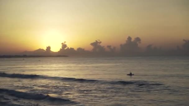 One Fisherman Boat Sailing Sea Sunset Sunrise Dramatic Clouds Bali — Stok Video