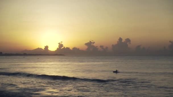 Man Small Traditional Boat Sailing Sea Sunset Sunrise Dramatic Clouds — Stock videók