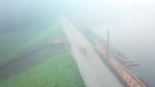 Sabahın Erken Saatlerinde Sisli Tren Köprüsü Kemerleri — Stok video