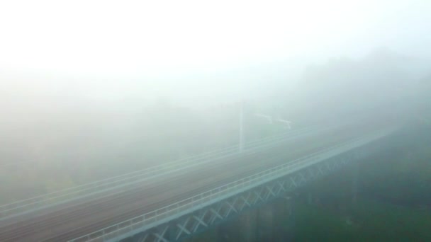 Sabahın Erken Saatlerinde Sisli Tren Köprüsü Kemerleri — Stok video