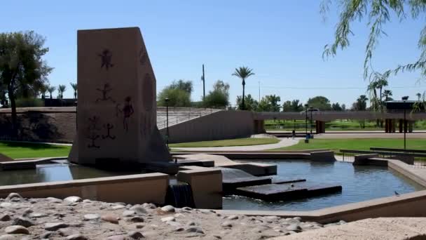 Fountain Eldorado Park Scottsdale Arizona Woman Walking Her Walk Away — стоковое видео