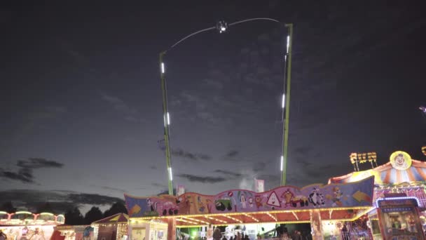 Sling Shot Ride Being Launched Fun Fair Night — Stockvideo