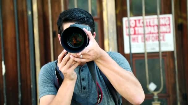 Photographer City Using Large Aperature Lens Capture City Scape — Vídeo de stock