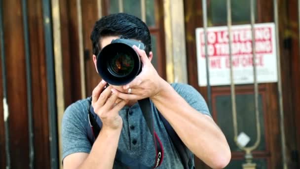 Photographer City Using Large Aperature Lens Capture City Scape — Vídeo de Stock