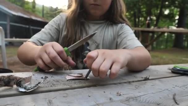 Kid Producing Sparks Magnesium Fire Starter Knife — Stockvideo