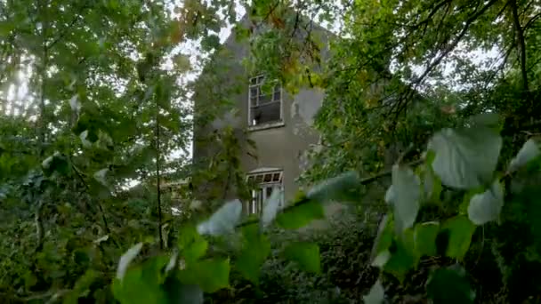 Slow Panning Shot Establishing Creepy Abandoned House — Stock video