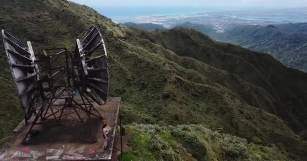 Drone 4000Ft Air Oahu Getting Shot Girl Her Hands While — Stock video