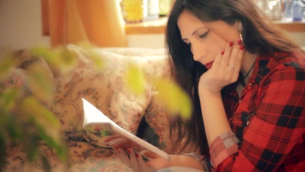 Красивая Чилийская Женщина Читает Книгу Здоровой Пище — стоковое видео