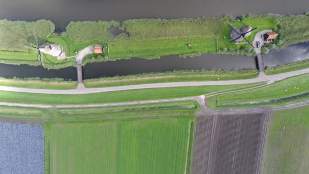 Extrem Hoher Deichschuss Mit Windrädern Auto Fährt Über Die Angrenzende — Stockvideo