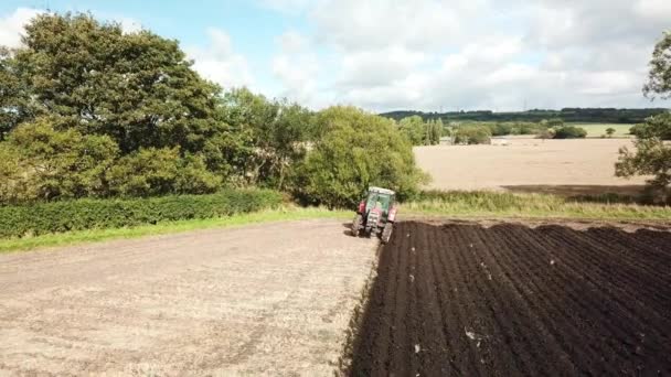 Luchtopname Boven Het Ploegveld Van Trekker — Stockvideo