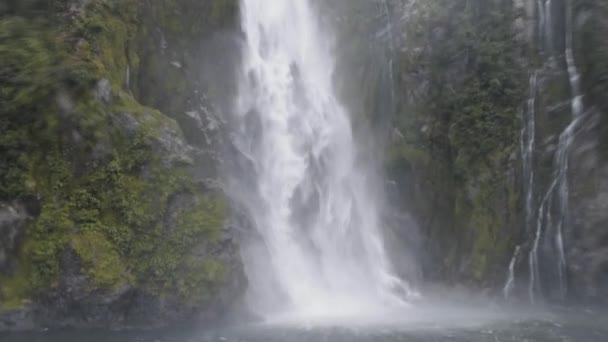 Thundering Waterfall Crashing Side Mountain Wet Rainy Day Milford Sound — Vídeo de Stock