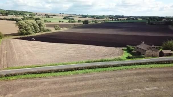 Luftaufnahmen Über Traktor Pflügt Feld — Stockvideo