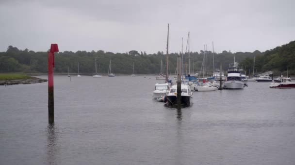 Some Boats Moorings Natural Harbour Bucklers Hard — Vídeo de stock