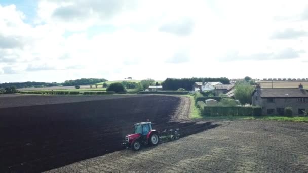 Imágenes Aéreas Sobre Campo Arado Del Tractor — Vídeos de Stock