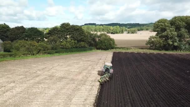 Imágenes Aéreas Sobre Campo Arado Del Tractor — Vídeo de stock