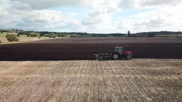 Imágenes Aéreas Sobre Campo Arado Del Tractor — Vídeo de stock