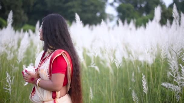 Beautiful Religious Married Indian Woman Holding Shankha Conch Shell Looks — Video Stock