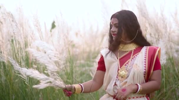 Happy Beautiful Indian Bengali Woman Plays Long White Grass Kaash — Stockvideo