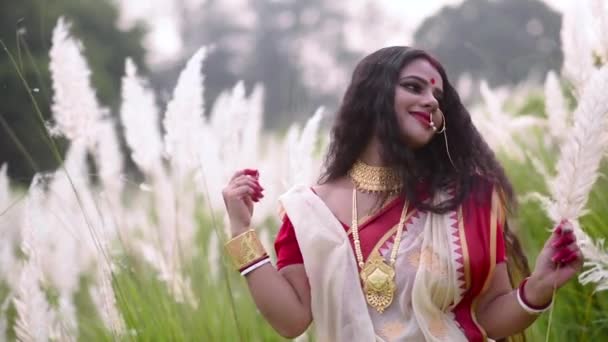 Married Happy Elegant Indian Woman Playing Kaash Phool White Flowered — Video Stock