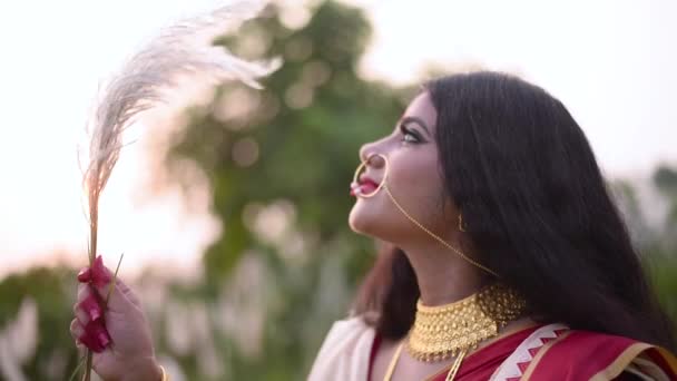 Indian Newly Wed Woman Plays White Flowered Grass Field Sunset — Video Stock