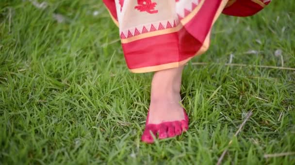 Feet Newly Wed Married Indian Woman Comes Stops Grass Feet — Stock videók