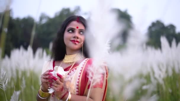 Romantic Thoughtful Indian Married Woman Looks Away Holding Conch Shell — Video Stock