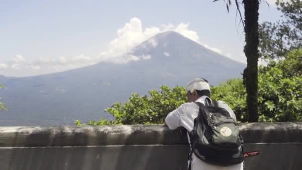 Tourist Enjoying View Mount Agung Pura Luhurlempuyang Temple — стокове відео