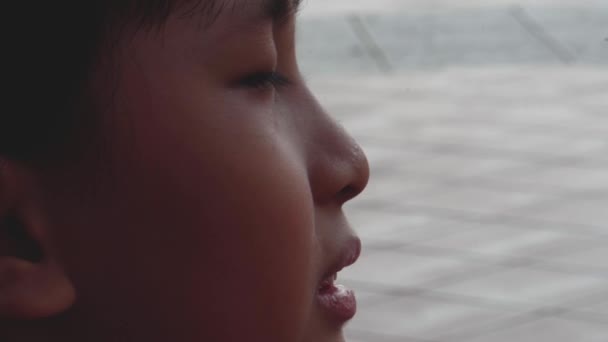 Хлопчик Відкритому Повітрі Сильно Дихає Крупним Планом Після Бігу Піт — стокове відео