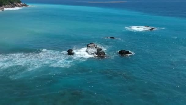 Waves Crash Rocks Azure Turquoise Water Caribbean Overhead View Clear — Video