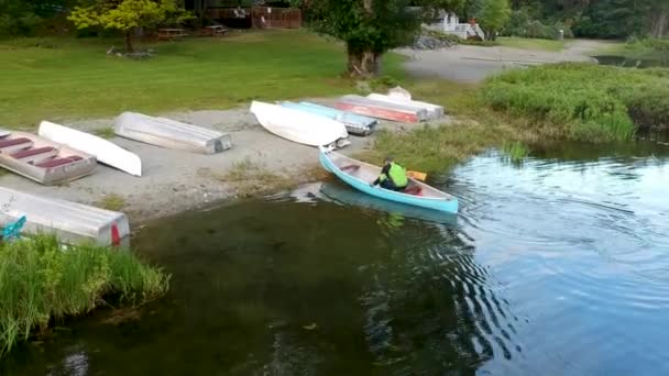 Man Come Shore Canoe Lake Canada — Stockvideo