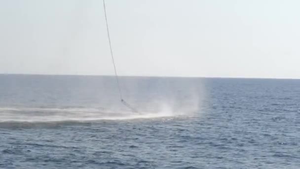 Close Water Bucket Firefighting Helicopter Submerges Water Fill Can Dump — Αρχείο Βίντεο