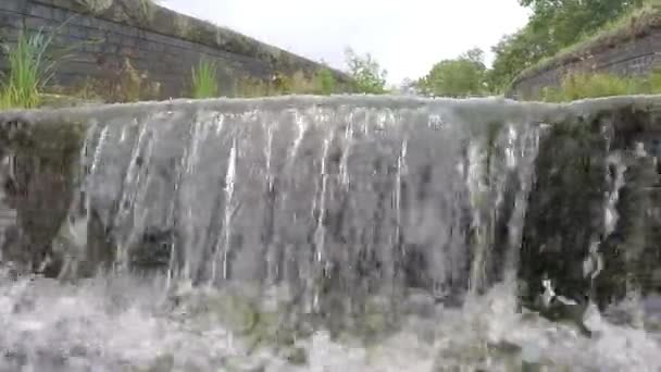有流水的堤坝水道 — 图库视频影像