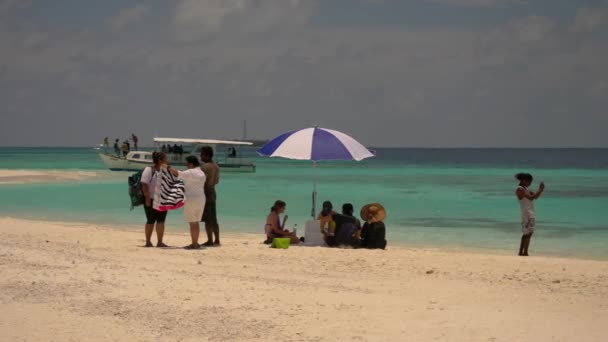 People Beach Enjoying Sun — Vídeo de Stock