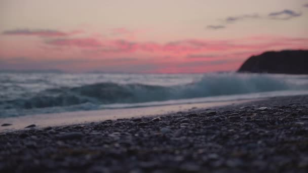 Пляжний Берег Галькою Пісок Заході Сонця Хвилями Дроблення Березі Задньому — стокове відео