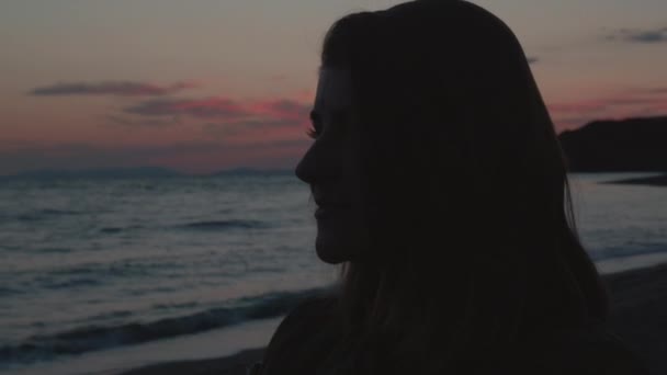 Крупним Планом Дівчина Стоїть Пляжі Заході Сонця Дивиться Океан — стокове відео