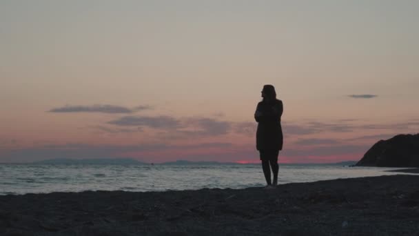 Girl Wearing Autumn Jacket Walking Beach Sunset Waves Ocean Washing — Vídeo de Stock