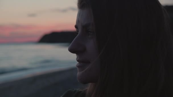 Close Girl Standing Beach Looking Ocean Sunset Thinking Memories — Vídeo de Stock