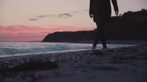 Ноги Стріляли Дівчини Йде Вздовж Пляжу Заході Сонця Морськими Хвилями — стокове відео