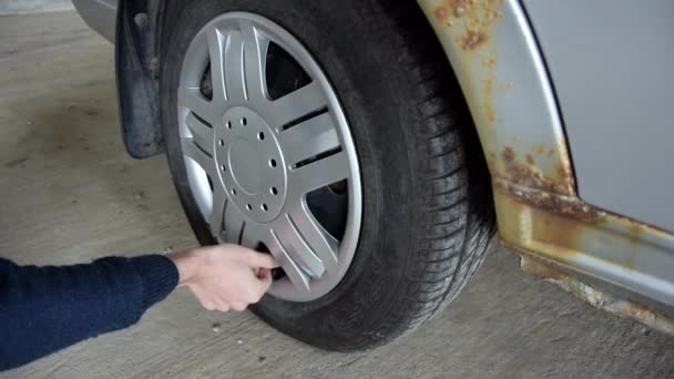 Repair Man Checking Tire Pressure — Vídeo de stock