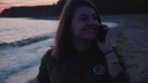 Дівчина Отримує Телефонний Дзвінок Розмовляє Телефону Йде Уздовж Пляжу Заході — стокове відео