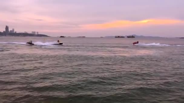 Tourist Enjoy Riding Jet Ski Pattaya Beach Thailand — Vídeo de stock