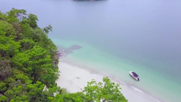 Beautiful Horizontal Eagle Eye Drone Shot Small Boat Still Water — Stockvideo
