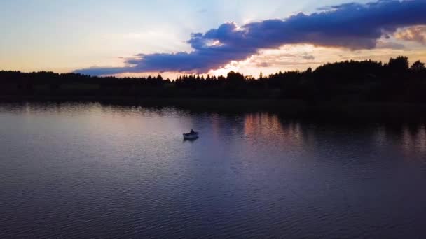 Peaceful Sunset Lake Man Paddle Boat Beautiful Colours Relaxing Scenery — Αρχείο Βίντεο