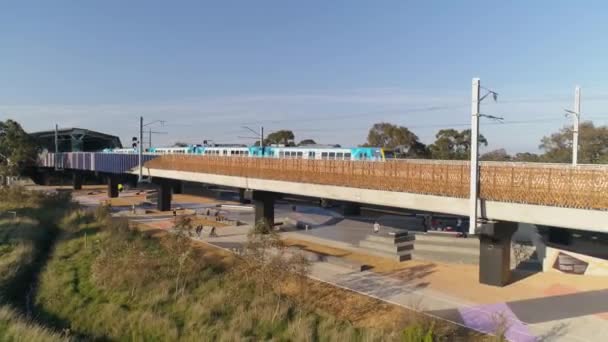 Aerial Shot Panning Skatepark Train Station Train Line Running Overhead — Vídeo de stock