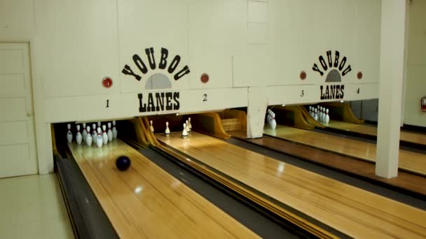 Bowling Old Blowing Alley Kids Setting Pins — Stockvideo