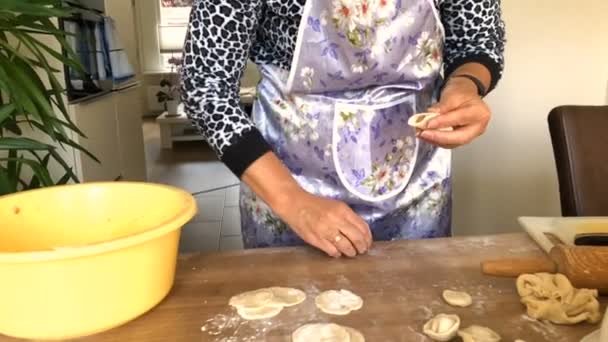 Una Mujer Hace Albóndigas Carne — Vídeo de stock