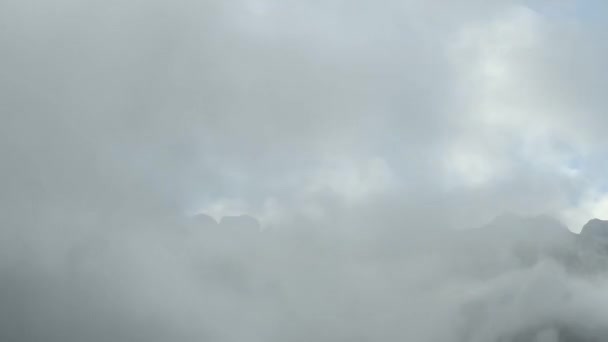 Час Прольоту Хмар Над Вершиною Гори Драматичне Штормове Небо Ліс — стокове відео