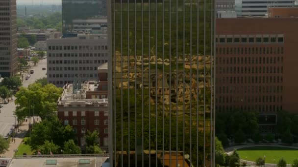 Vista Aerea Alto Edificio Della Città Con Tilt Fino Allo — Video Stock